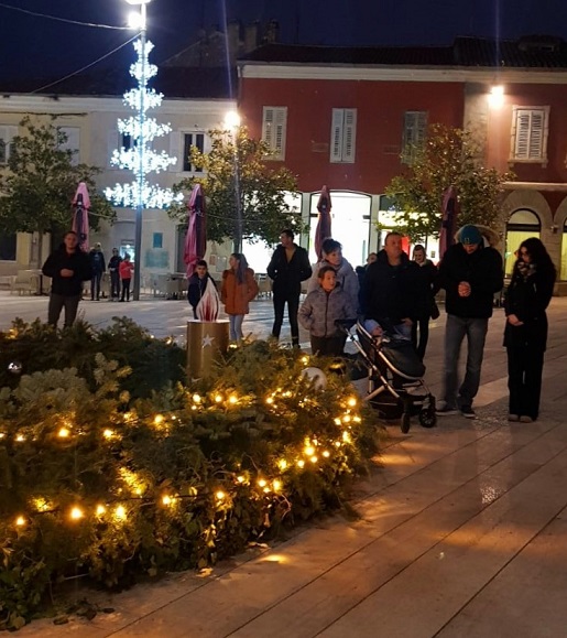 Foto Grad Poreč advent poreč adventski vijenac trg slobode zapaljena zadnja svijeća poreč trg slobode