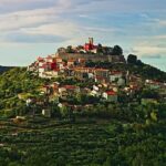 Foto k-e-k-u-l-é za Pixabay - Motovun - Ilustracija