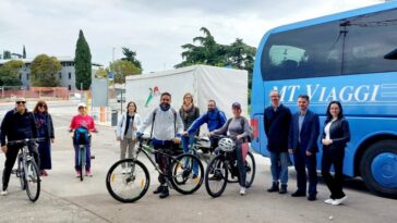 Predstavnici Grada Poreča i regije Friuli Venezia Giulia i autobus s prikolicom za bicikle - Foto Grad Poreč