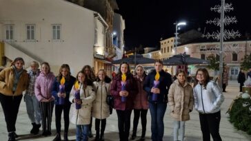 Foto OŠ Tar-Vabriga učenici božić paljenje svijeće