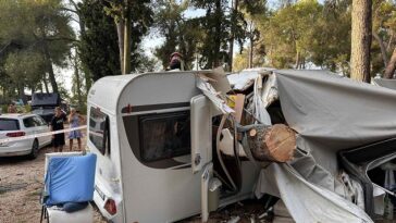 Foto Vatrogasci Rovinj Facebook nevrijeme stablo na kamp kućici