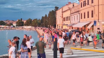 Turisti na Peškeri u Poreču - Foto Tanja Kocijančić - ljeto 2023.