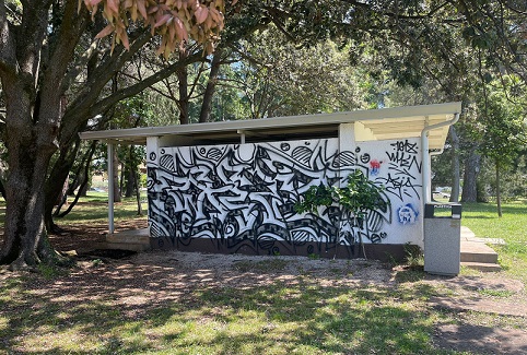 Prijašnji grafit na javnom wc-u na Gradskom upalištu u Poreču