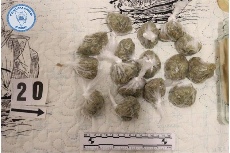 Foto Policijska uprava istarska - Pronašli marihuanu u Rovinju