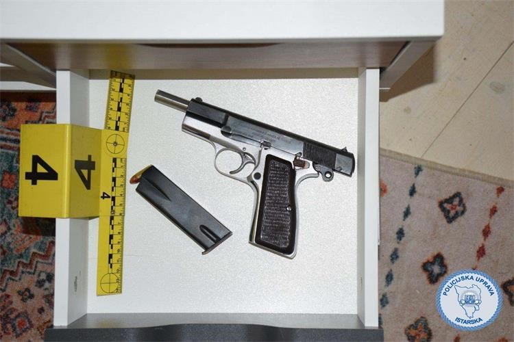 oružje pištolj mup policija