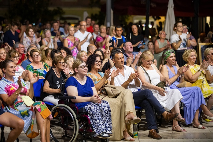 Foto TZ Poreč - Manuel Paljuh - Klapa Cambi na Trgu slobode 18-7-2024