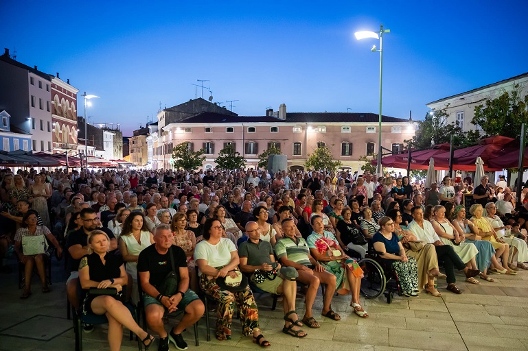 Foto TZ Poreč - Manuel Paljuh - Klapa Cambi na Trgu slobode 18-7-2024