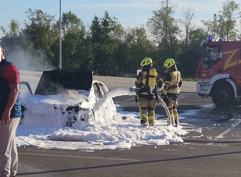 Požar automobila u Žbandaju ispred Plodina - Foto Istra Terra Magica