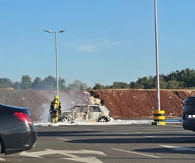 Požar automobila u Žbandaju ispred Plodina - Foto Istra Terra Magica