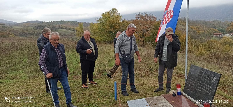 Foto porečki branitelji na mjestu pogibije suborca STipana Liovića