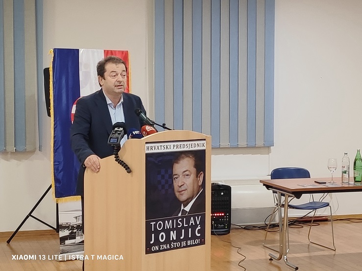 Foto Tanja Kocijančić - Tomislav Jonjić u Domu obrtnika u Poreču