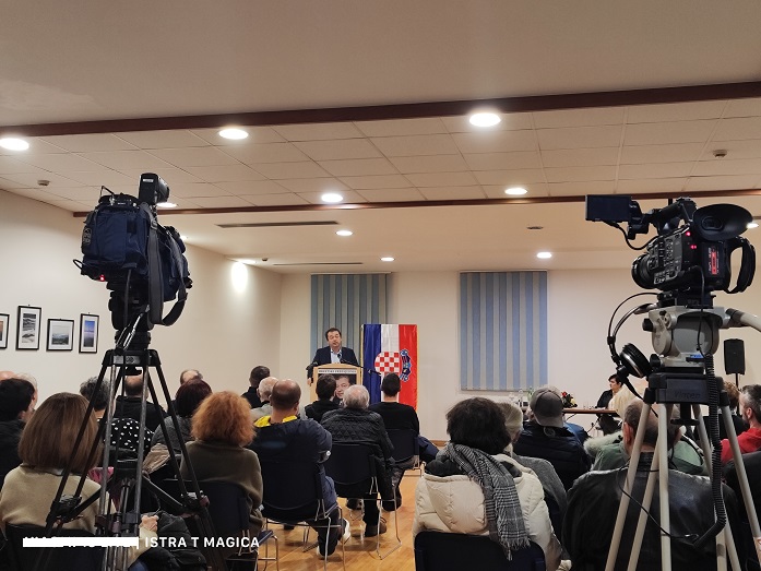 Foto Tanja Kocijančić - Tomislav Jonjić u Domu obrtnika u Poreču